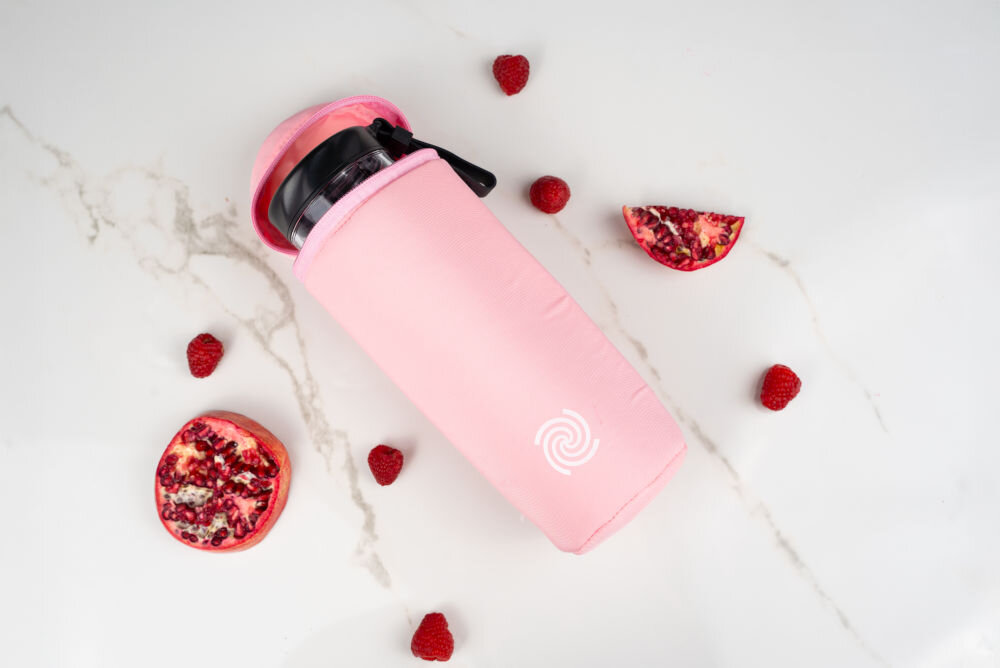 Etui termiczne BLENDYGO do BlendyGo 3 Różowy jasne tło leży różowe etui ze środka wystaje blender z czarną pokrywką obok leży owoc granatu z troską o użytkownika maksymalna funkcjonalność solidne zapięcie łatwy i szybki dostęp do blendera zdrowy koktajl w każdej chwili w domu w podróży wygoda bezpieczeństwo dbałość o szczegóły