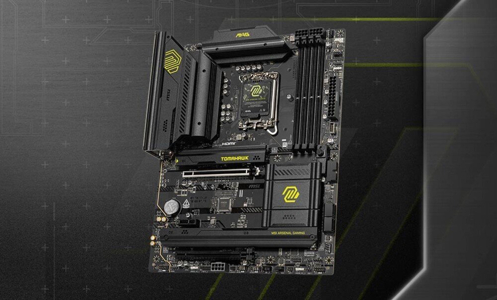 Komputer MAD DOG Powered by MSI PANO100-I02DR32 Płyta główna z czarno-żółtym brandingiem. Widoczne są złącza PCIe, sloty na pamięć RAM oraz elementy układu zasilania i chłodzenia, płyta główna, kompatybilność, stabilność, łączność Wi-Fi 7