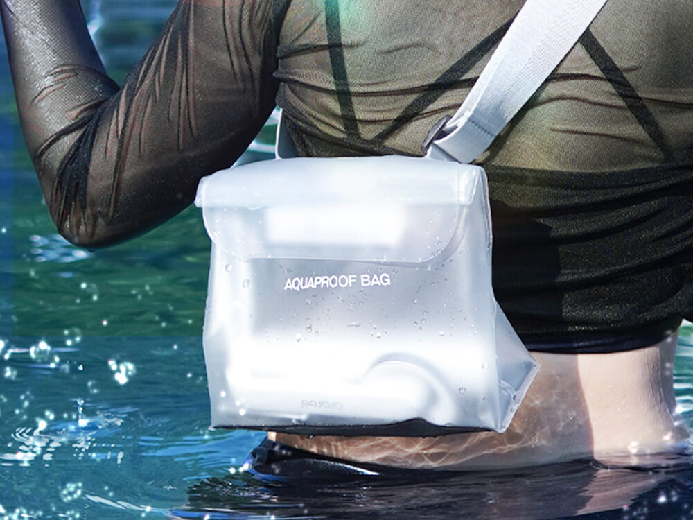 Torebka wodoodporna Araree Aquaproof Bag
Tył osoby wchodzącej do wody z założoną przezroczystą torbą Aquaproof, na której widoczne są krople wody.
torba torebka wodoodporność wodoodporne sakwa telefon bag smartfon