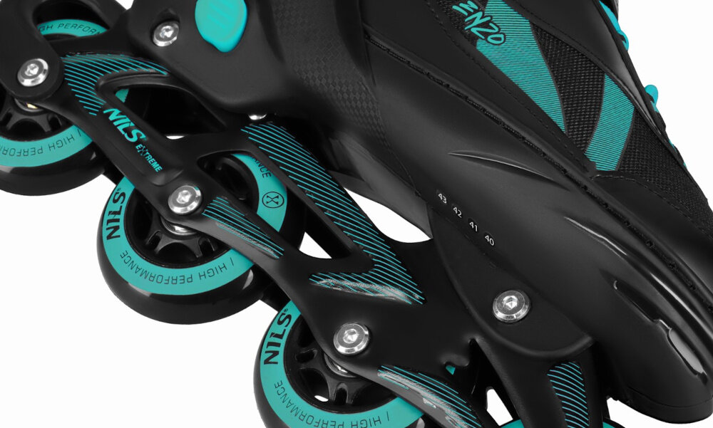Łyżworolki NILS EXTREME Enzo NH382 2w1 (rozmiar 40-43) Czarno-turkusowy zbliżenie na płozę białe tło aluminiowa płoza zastosowana w wersji rolkowej niska waga odporność na uszkodzenia mechaniczne jazda staje się mniej męcząca trwałość aluminium