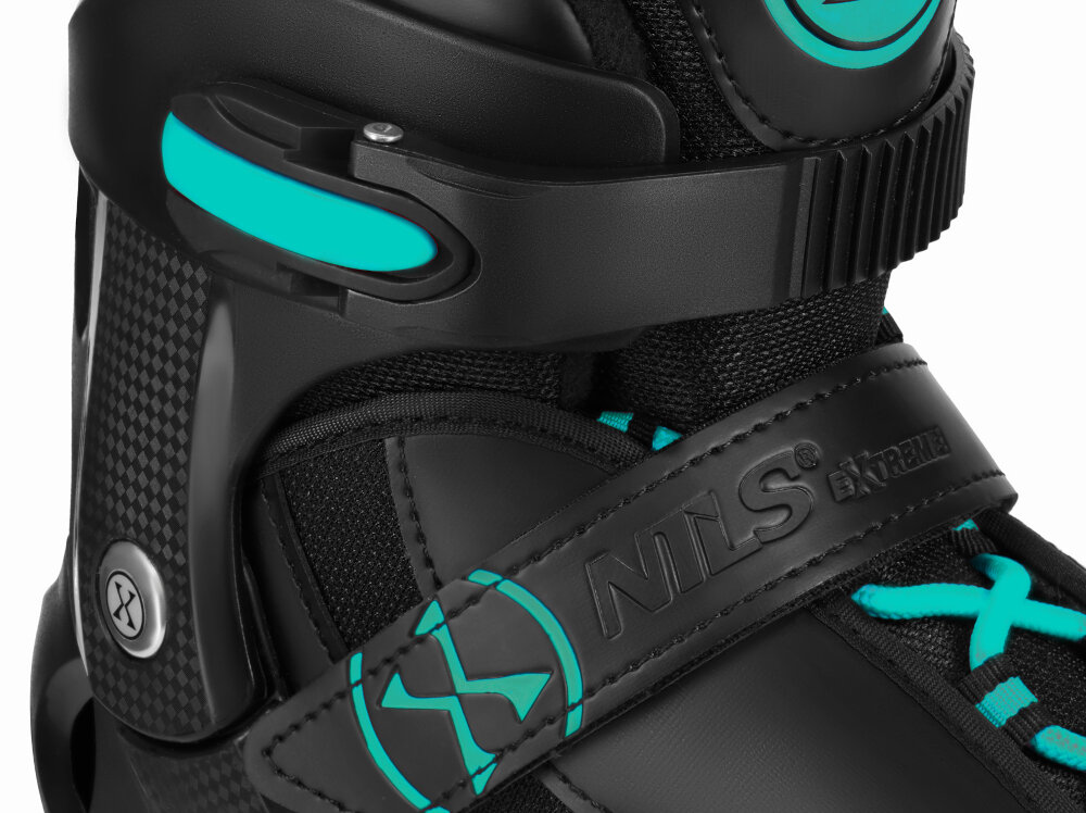 Łyżworolki NILS EXTREME Enzo NH382 2w1 (rozmiar 40-43) Czarno-turkusowy zbliżenie na system zapięcia system zapięcia oparty na klamrze pasku na rzep sznurówkach precyzyjne dopasowanie do stopy stabilizuje nogę ogranicza jej przesuwanie się poprawia komfort zwiększa poczucie kontroli