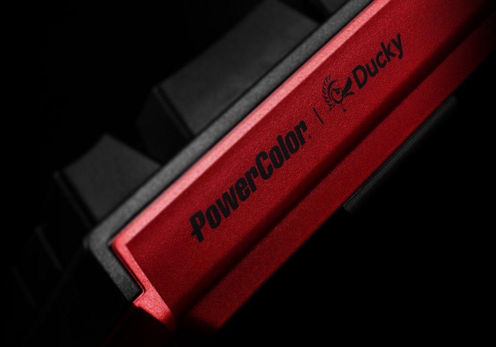 Klawiatura POWERCOLOR x Ducky One 2 SF Kailh Box White gaming wizualizacja artyzm sztuka nakładki wyposażenie