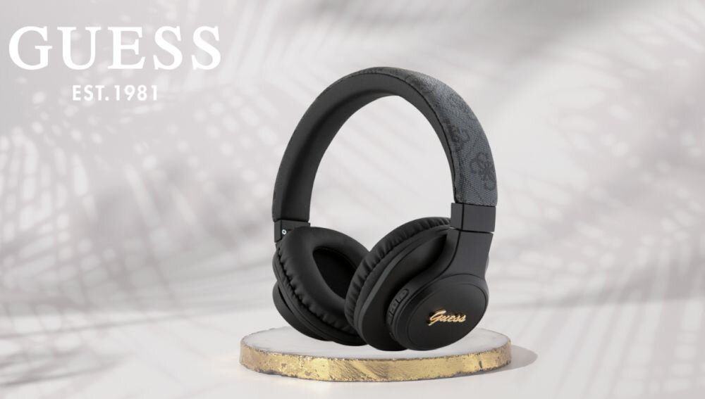 Słuchawki nauszne GUESS Leather Tone On Tone Script Czarny słuchaj muzyki czarne słuchawki na podeście złote logo jasne tło  