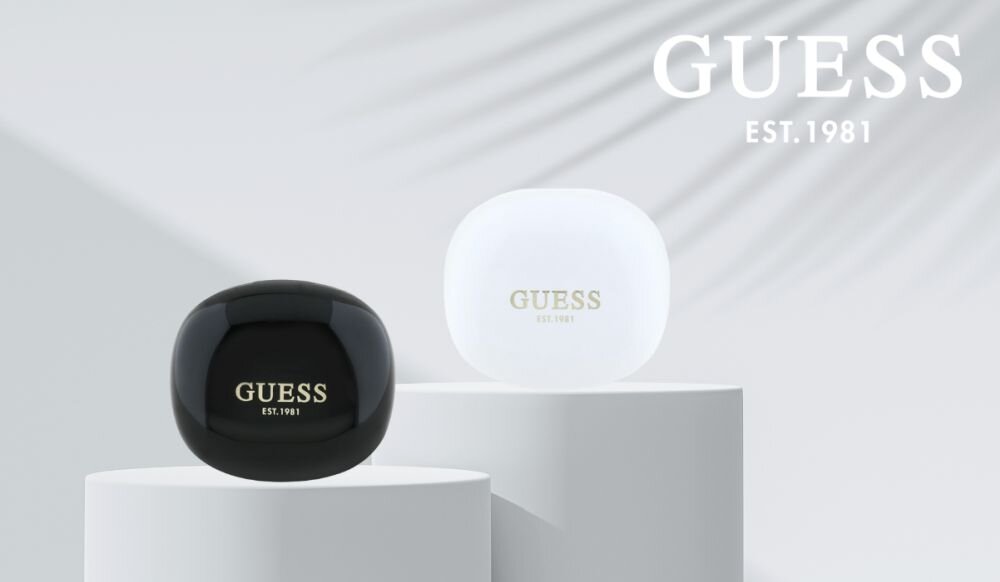 Słuchawki GUESS Flat Classic Logo Electroplated Biały jasne tło etui na podestach białe i czarne logo na opakowaniu 