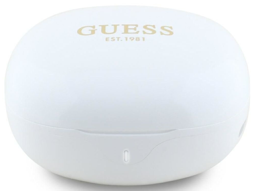 Słuchawki GUESS Flat Classic Logo Electroplated Biały białe etui złote logo białe tło stacja dokująca z magnetycznym systemem przytrzymywania funkcja ładowarki i etui ochronnego ergonomiczne rozmiary w kieszeni w torebce praktyczny element zestawu stylowy dodatek