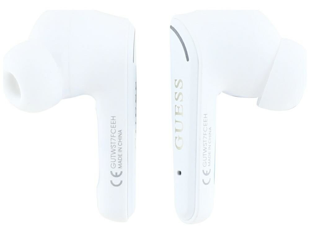 Słuchawki GUESS Flat Classic Logo Electroplated Biały białe słuchawki stoją bokiem białe tło Technologia Bluetooth 5.3 do 10 metrów wbudowana bateria do 5 godzin stacja dokująca z funkcją ładowania wielokrotne doładowanie słuchawek do 20 godzin port USB-C komfort użytkowania