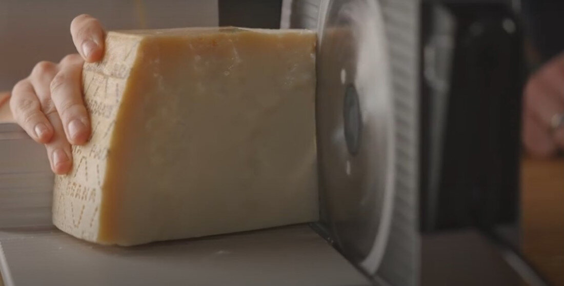 Krajalnica GRAEF MYtiny Twin Czerwony do różnych produktów dwa wymienne ostrza ząbkowane i gładkie zyskuje elastyczność i możliwość dopasowania  potrzeby