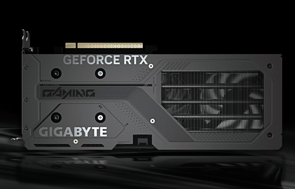 Karta graficzna GIGABYTE GeForce RTX 5060 Ti Gaming OC 8GB Tylny panel karty pokryty czarną metalową płytką z dużym napisem GEFORCE RTX i widocznym radiatorem za otworami, wygląd, obudowa, styl