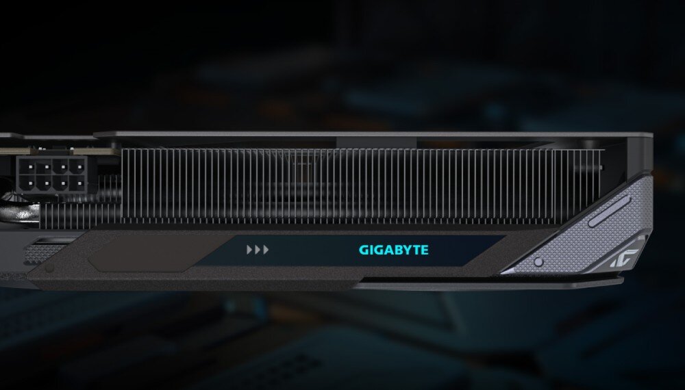 Karta graficzna GIGABYTE GeForce RTX 5060 Ti Gaming OC 8GB Profil boczny ukazujący gęsto ułożone żeberka radiatora oraz złącze zasilania 8-pin, podświetlenie, kolory, efekty