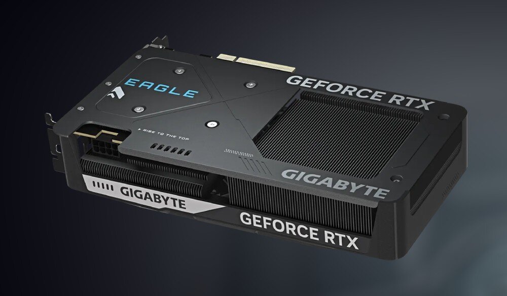 Karta graficzna GIGABYTE GeForce RTX 5060 Ti Eagle OC 8GB Widok tylnej części karty z metalowym backplate'em, napisem 'GeForce RTX' i dużym radiatorem chłodzącym, metalowy backplate, wytrzymałość