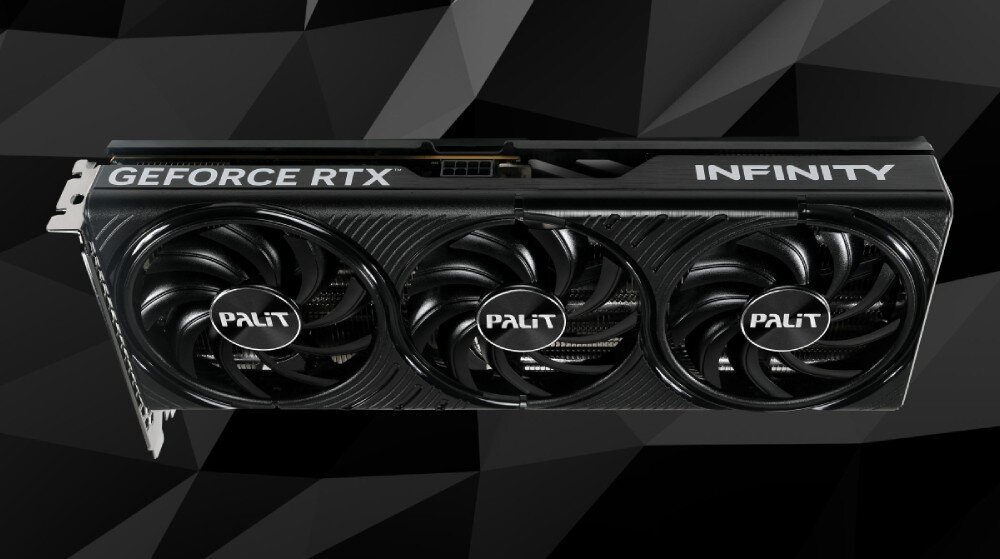 Karta graficzna PALIT GeForce RTX 5060 Ti Infinity 3 16GB Widok karty graficznej z góry ukazujący trzy duże wentylatory z logo 'Palit' na każdym z nich, tło w odcieniach czerni i szarości, architektura, cechy