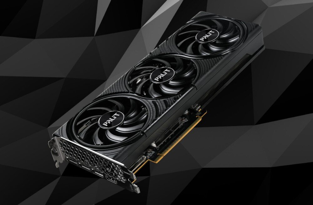 Karta graficzna PALIT GeForce RTX 5060 Ti Infinity 3 16GB Karta graficzna przedstawiona pod kątem, widoczne trzy wentylatory oraz złącze PCIe, tło w geometrycznym wzorze w odcieniach czerni, porty, monitory, rozdzielczość