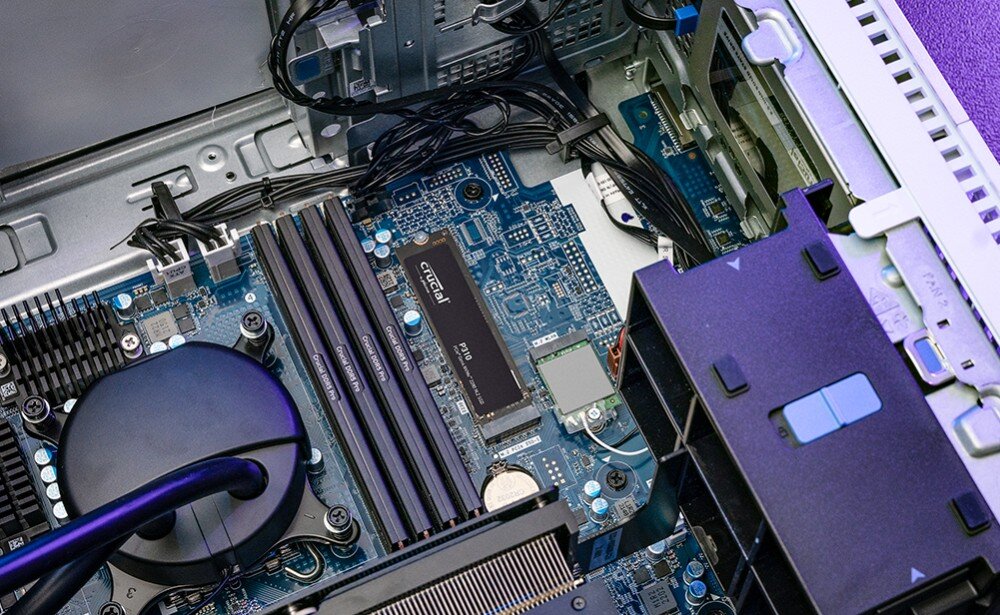 Dysk CRUCIAL P310 Wnętrze komputera stacjonarnego z zamontowanym dyskiem SSD 'crucial P310' na płycie głównej, prędkość, wydajność, technologia