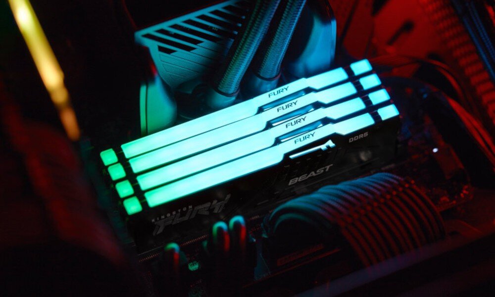 Komputer MAD DOG Powered by Gigabyte AORUS301-I14WR32WP Cztery moduły pamięci RAM z podświetleniem RGB w odcieniach niebieskiego i zielonego, z napisem 'Fury' i 'Beast'. Zamontowane na płycie głównej wewnątrz obudowy komputera z kolorowym oświetleniem wnętrza, pamięć RAM, taktowanie, opóźnienia, profile XMP AMD EXPO