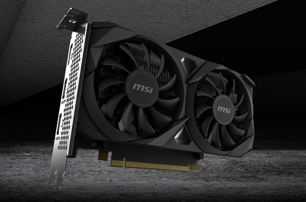 Komputer MAD DOG ARYA-I05WR32WP Karta graficzna w czarnej obudowie z dwoma wentylatorami, zaprezentowana na industrialnym tle, karta graficzna, architektura, wydajność, wentylatory