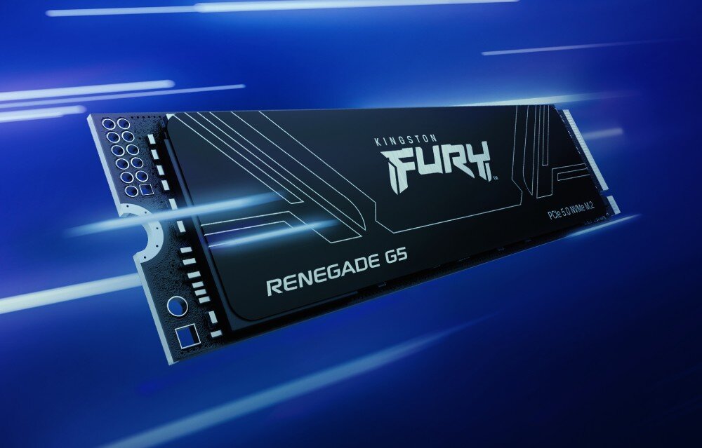 Dysk KINGSTON Fury Renegade G5 Urządzenie z logo Fury i nazwą modelu Renegade G5 unosi się na niebieskim tle z poziomymi rozmazanymi liniami światła sugerującymi szybki ruch, interfejs, prędkość, cechy