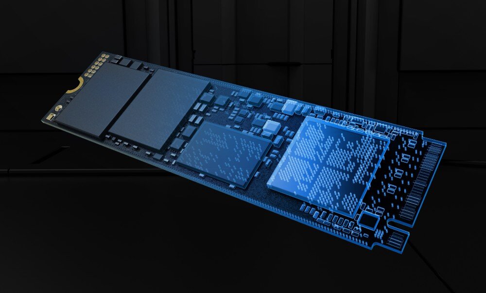 Obraz przedstawia dysk SSD w formacie M.2 z widocznymi elementami elektronicznymi i niebieskim podświetleniem. Tło jest ciemne, co podkreśla szczegóły konstrukcji dysku.