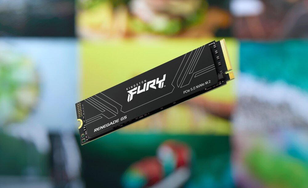 Na obrazie widoczny jest dysk SSD z napisem \'KINGSTON FURY\' oraz \'RENEGADE G5\'. Tło jest rozmyte i kolorowe.