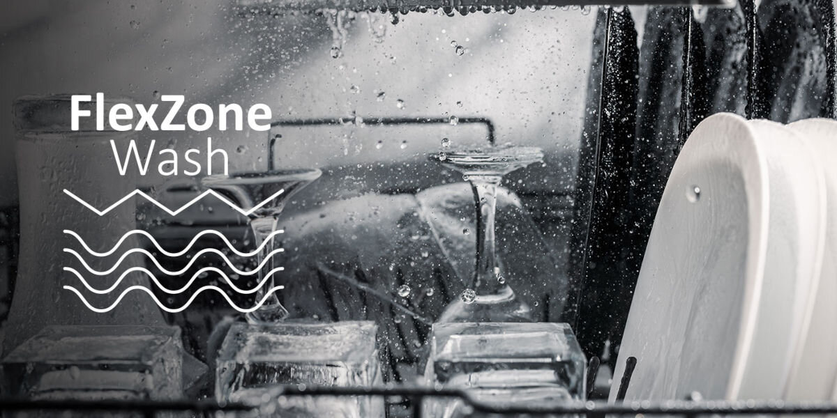 Zmywarka HAIER XYNERGY XS 63A4M4B Ramię X-spray Pompa ciepła A-30% TimeLight Prowadnice teleskopowe zbliżenie na wnętrze zmywarki napis FlexZone Wash zróżnicowanie intensywności mycia dwa programy jednocześnie