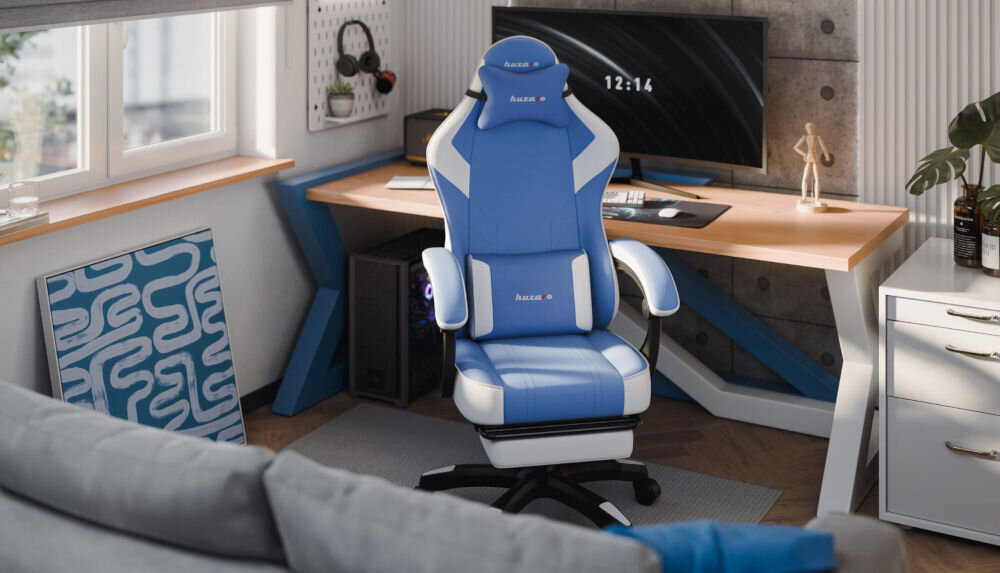Fotel HUZARO Force 3.7 Niebieski prezentacja fotela od przodu w pokoju przy biurku na biurku duży monitor szara kanapa przed fotelem