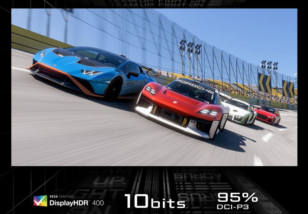 Monitor GIGABYTE M27UA Dynamiczna scena z gry wyścigowej na ekranie, pod którą widnieją logotypy specyfikacji technicznej: certyfikat VESA DisplayHDR 400, głębia kolorów 10 bitów oraz pokrycie barw 95% DCI-P3, kolory, odwzorowanie barw, jasność