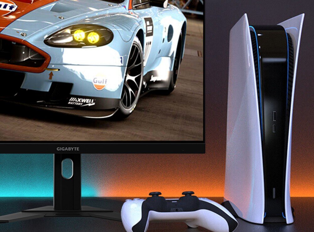Monitor GIGABYTE M27UA Zbliżenie na monitor wyświetlający fragment wirtualnego samochodu wyścigowego, ustawiony na biurku obok białej konsoli do gier nowej generacji i dedykowanego jej kontrolera, kompatybilność, konsole