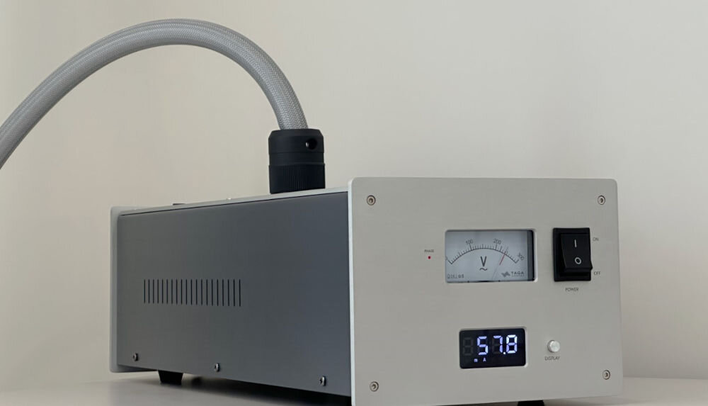 Kondycjoner sieciowy TAGA HARMONY PC-8000DC zasilacz liniowy USB stabilność dźwięku, Kondycjoner sieciowy stojący na blacie z podpiętą wtyczką