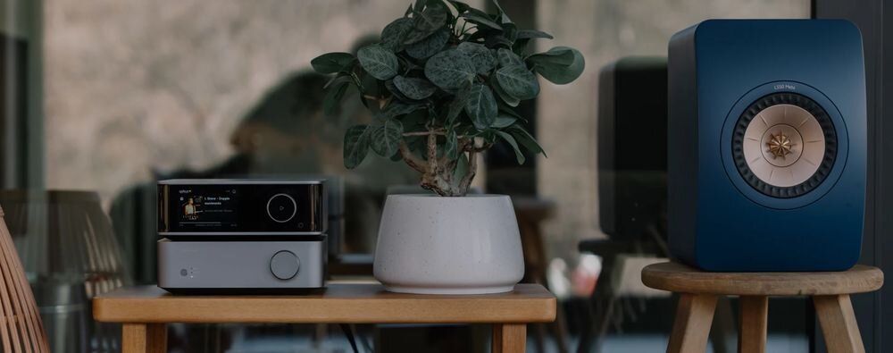 Wzmacniacz zintegrowany WIIM Vibelink aluminiowa obudowa radiator chłodzenie, wzmacniacz stojący na stole w pomieszczeniu