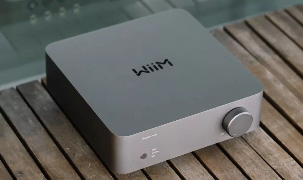 Wzmacniacz zintegrowany WIIM Vibelink analogowe wejście czysty dźwięk, wzmacniacz stojący na stoliku w pomieszczeniu