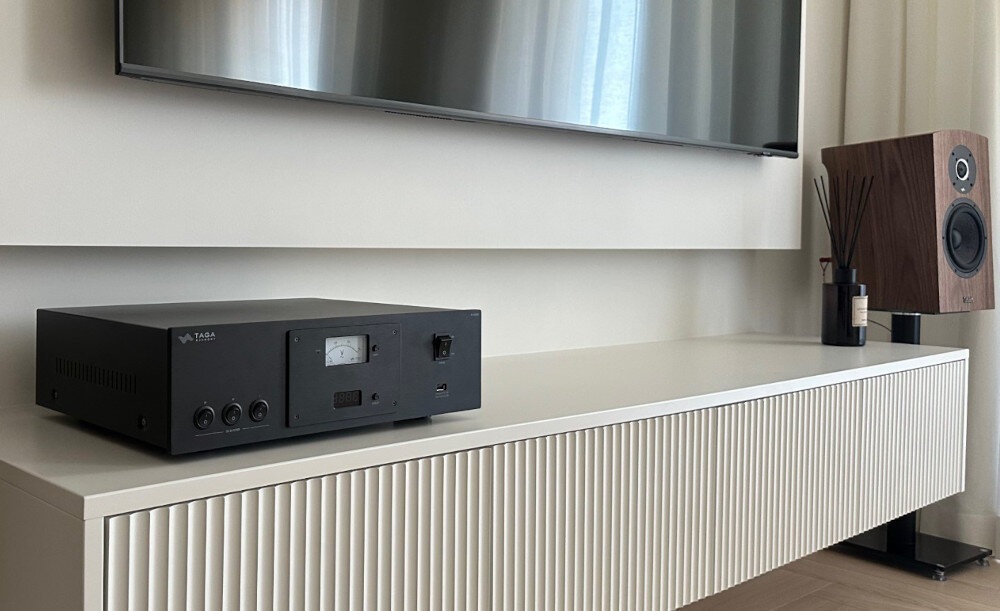 TAGA HARMONY PC-9000DC kondycjoner sieciowy stabilne i czyste zasilanie filtracja EMI, urządzenie stojące na komodzie w pomieszczeniu