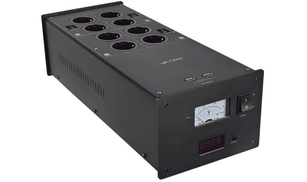 Kondycjoner sieciowy TAGA HARMONY PC-8000DC cewki indukcyjne kondensatory filtrowanie EMI, Kondycjoner sieciowy po skosie na białym tle