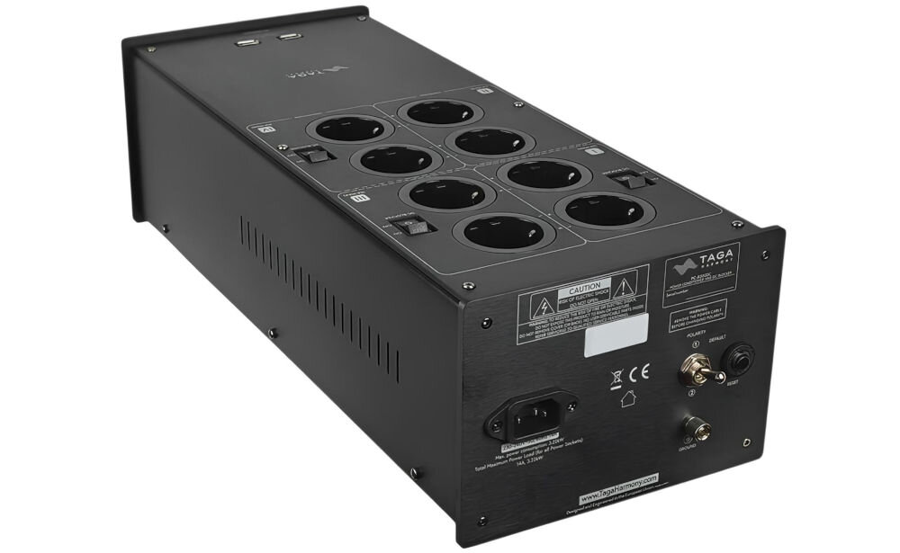 Kondycjoner sieciowy TAGA HARMONY PC-8000DC trójstopniowa filtracja napięcia, Kondycjoner sieciowy po skosie od tyłu na białym tle