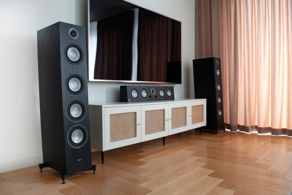Kolumna głośnikowa TAGA HARMONY Platinium F-120 V.4 - Naturalne odwzorowanie tonów, Pasmo przenoszenia 28 – 40000 Hz, kolumny głośnikowe po skosie w salonie