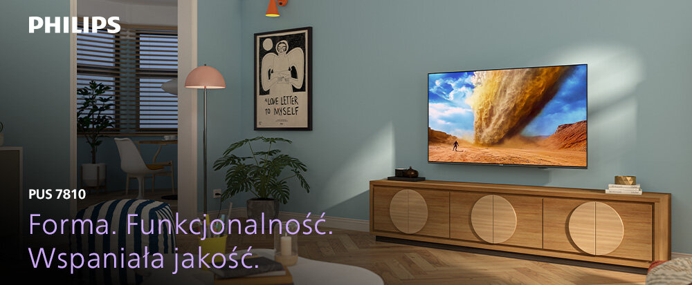 W salonie na ścianie wisi telewizor wyświetlający obraz burzy piaskowej na pustyni. Na pierwszym planie widoczny jest napis: \'PUS 7810 Forma. Funkcjonalność. Wspaniała jakość.\' oraz logo PHILIPS.