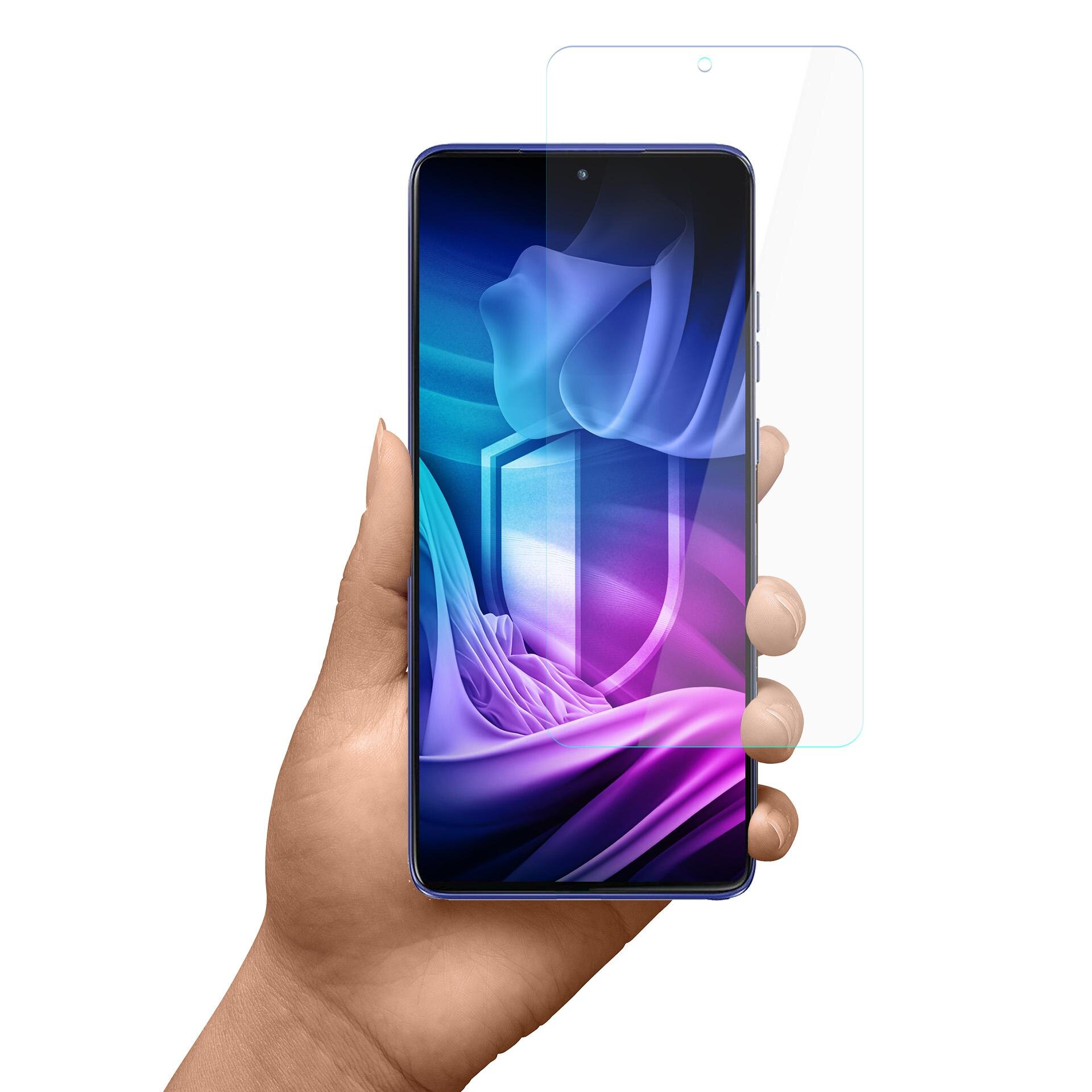 Osoba trzyma smartfon z kolorowym wyświetlaczem, na którym widoczny jest abstrakcyjny wzór i symbol tarczy. Obok telefonu znajduje się przezroczysta osłona ekranu.