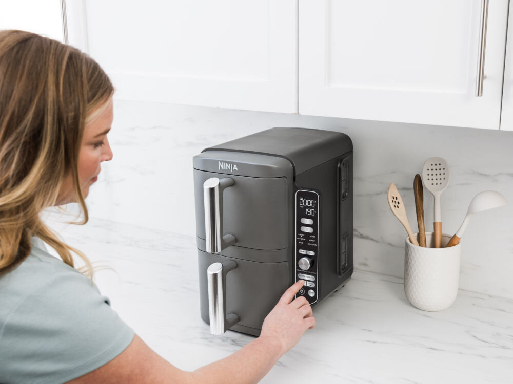 Frytkownica beztłuszczowa NINJA SL400EU Air Fryer z podwójnym koszem elegancki panel sterowania łatwo dostępny wybór odpowiednich parametrów gotowania zatrzymanie gotowanie cyfrowy timer przewodnik z pzrepisami tabele z czasami gotowania