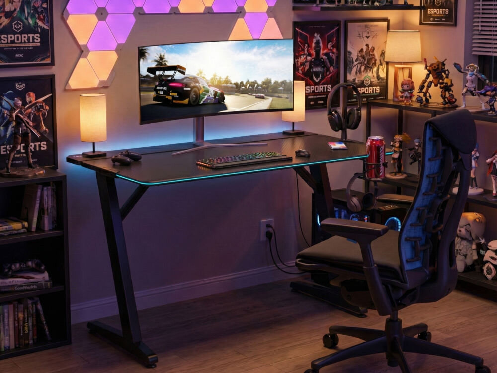 Biurko MAD DOG GD100K Czarne biurko gamingowe z podświetleniem LED RGB i karbonowym blatem w nowoczesnym pokoju gracza 