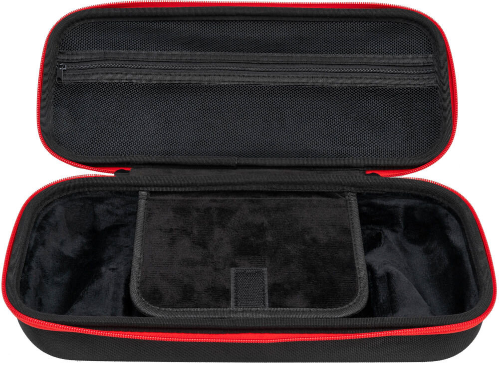 Etui MAD DOG PPA500K z miękką wyściółką i wewnętrzną przegrodą na ładowarkę dla PlayStation Portal Czarne etui na konsolę MAD DOG otwarte, ukazujące wnętrze. Spód etui jest wyściełany czarnym, miękkim materiałem przypominającym zamsz, z klapką na rzep na środku. Górna część ma siatkową kieszeń zapinaną na zamek błyskawiczny.