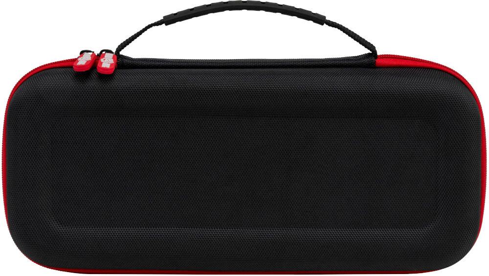 Etui MAD DOG PPA500K z wygodną rączką do przenoszenia i paskiem do wyciągania PlayStation Portal Widok z przodu na zamknięte, czarne, twarde etui na konsolę MAD DOG o zaokrąglonych kształtach, z czerwonymi akcentami i czarnym uchwytem na górze. Widoczne są również dwa czerwono-czarne uchwyty zamków błyskawicznych.