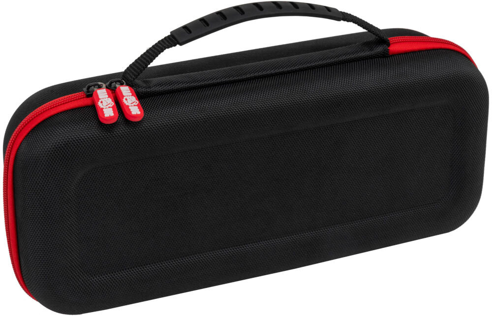 Etui MAD DOG PPA500K z precyzyjnym dopasowaniem i systemem zabezpieczeń dla PlayStation Portal Widok na czarne, twarde etui na konsolę o zaokrąglonych kształtach, z wyraźną teksturą materiału i czerwonymi akcentami wzdłuż zamka. Posiada czarny, gumowany uchwyt oraz dwa czerwono-czarne uchwyty zamków błyskawicznych z logo MAD DOG.