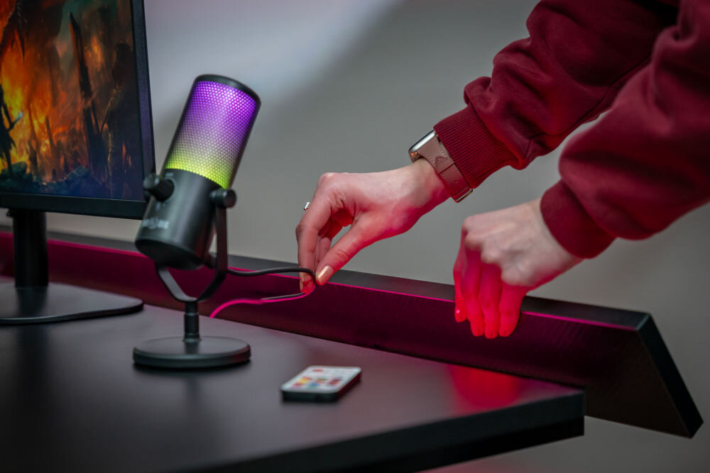 Biurko MAD DOG GD600K Funkcjonalny system zarządzania kablami w tylnej części blatu biurka gamingowego Mad Dog.