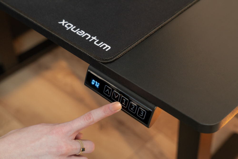 Biurko XQUANTUM ED100K Zbliżenie na panel sterowania z wyświetlaczem LCD i przyciskami pamięci wysokości w biurku elektrycznym XQUANTUM