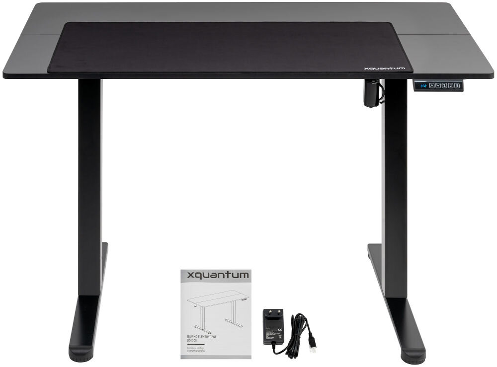 Biurko XQUANTUM ED100K Czarne biurko elektryczne XQUANTUM z podkładką pod mysz, zasilaczem i instrukcją obsługi na białym tle