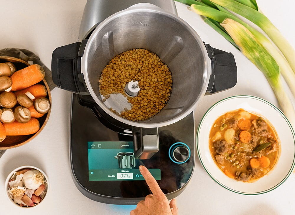 Wielofunkcyjny robot kuchenny CECOTEC Mambo CooKing Total Gourmet robot w użyciu na blacie kuchennym, 7-calowy ekran dotykowy, czytelny interfejs, ółatwa obsługa