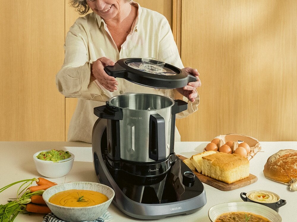 Wielofunkcyjny robot kuchenny CECOTEC Mambo CooKing Total Gourmet robot w użyciu na blacie kuchennym, funkcja samoczyszczenia, usuwanie resztek jedzenia