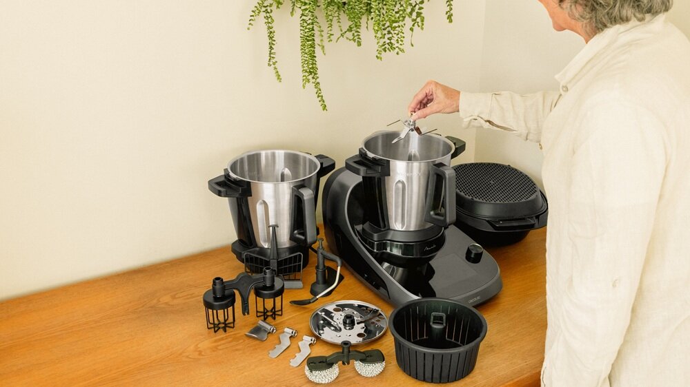 Wielofunkcyjny robot kuchenny CECOTEC Mambo CooKing Total Gourmet wszystkie elementy robota na blacie kuchennym, automatyczne funkcje, przygotowanie posiłków