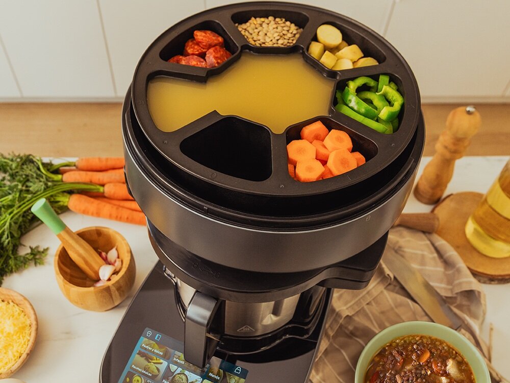 Wielofunkcyjny robot kuchenny CECOTEC Mambo CooKing Total Gourmet system ChefCrown pokazany z bliska w użyciu, 6 przegródek na składniki, komora na bulion