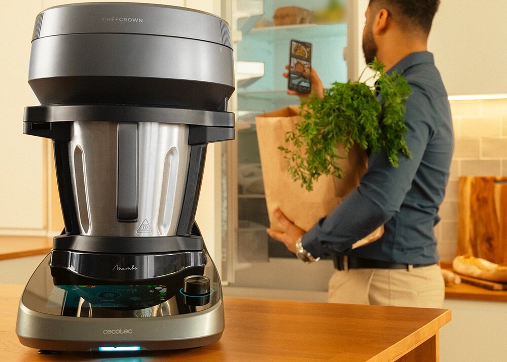 Wielofunkcyjny robot kuchenny CECOTEC Mambo CooKing Total Gourmet robot w użyciu na blacie kuchennym, gotowanie krok po kroku, szybkie gotowanie