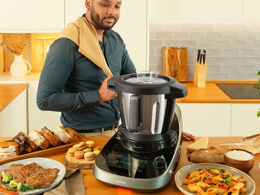 Wielofunkcyjny robot kuchenny CECOTEC Mambo CooKing Total Gourmet robot w uzyciu na blacie kucennym wśród róznych potraw, aż 45 funkcji, szeroki zakres temperatur