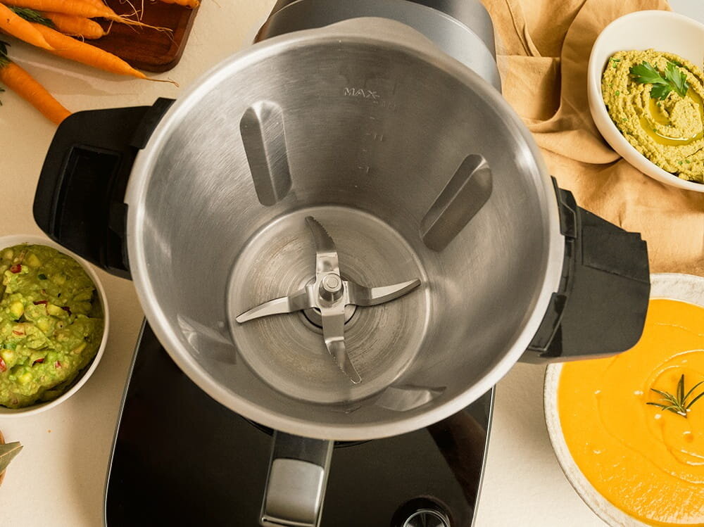 Wielofunkcyjny robot kuchenny CECOTEC Mambo CooKing Total Gourmet misa robota pokazana od góry, rózne prędkości, precyzyjna regulacja